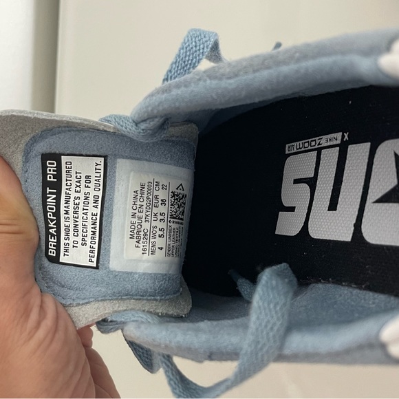 Converse (Like New) size 5.5 - Picture 3 of 4